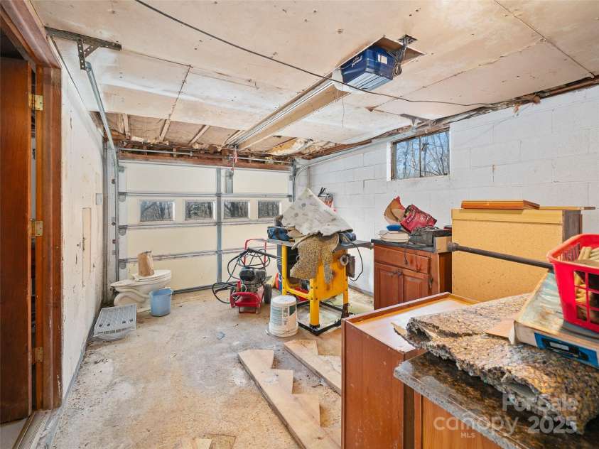 35 Smith Ridge Drive, Asheville, NC 28803.  MLS# CAR4332671, YatesRealty ID 2284. 