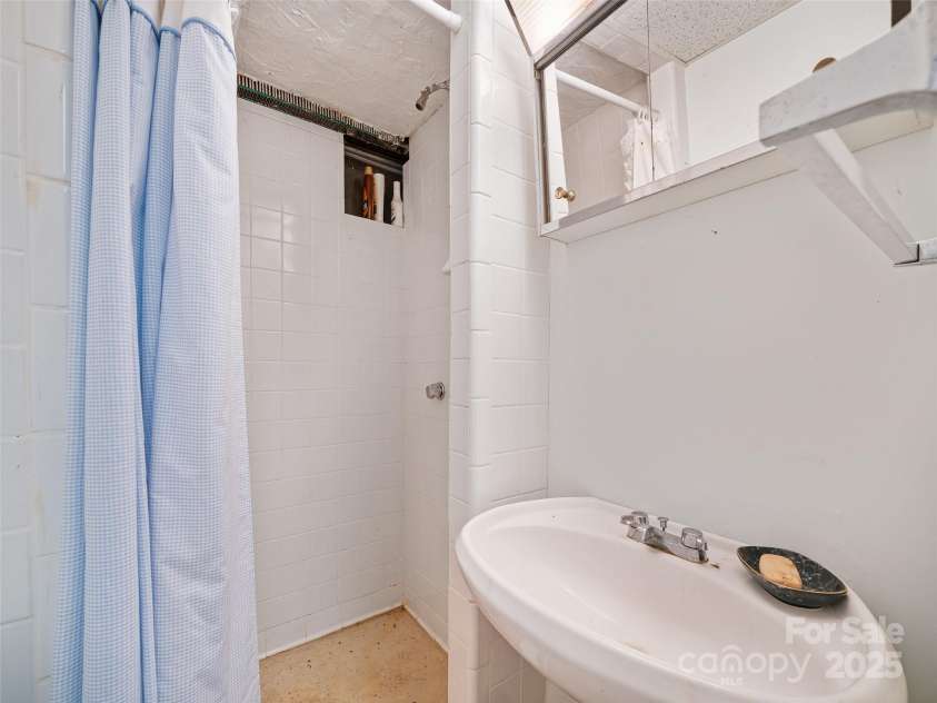 35 Smith Ridge Drive, Asheville, NC 28803.  MLS# CAR4332671, YatesRealty ID 2284. 