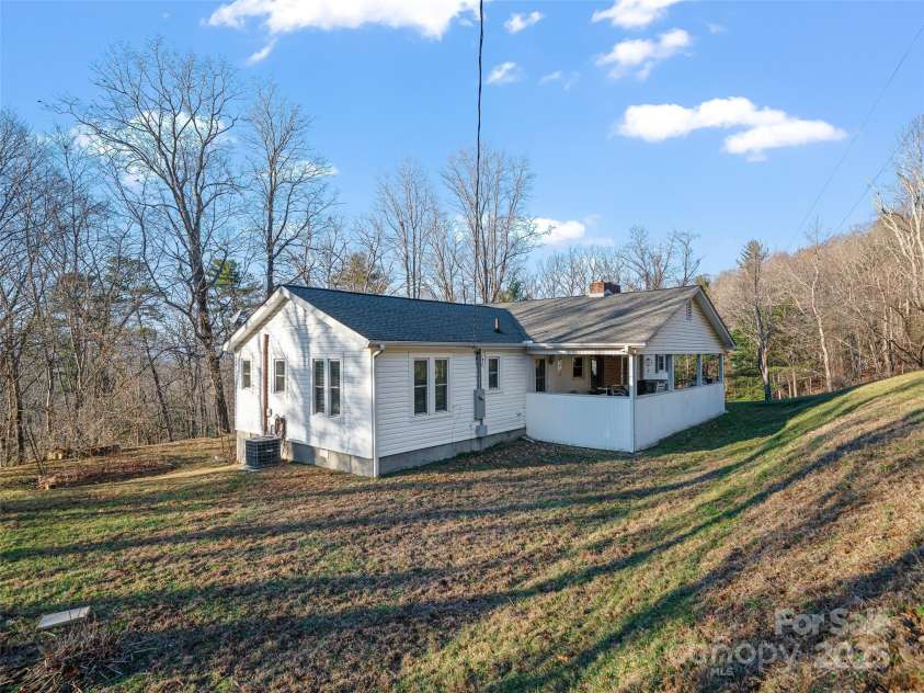 35 Smith Ridge Drive, Asheville, NC 28803.  MLS# CAR4332671, YatesRealty ID 2284. 