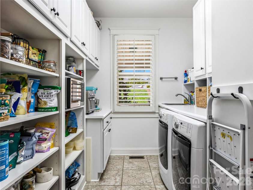 324 Fennel Dun Circle, Biltmore Lake, NC 28715.  MLS# CAR4360024, YatesRealty ID 22841. Laundry room/pantry off kitchen