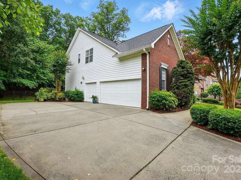 1720 Mountain Park Drive, Charlotte, NC 28214.  MLS# CAR4265620, YatesRealty ID 22843. 3 car garage or 2 car with flex room