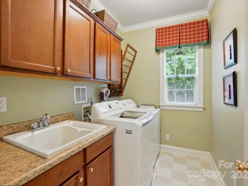 1720 Mountain Park Drive, Charlotte, NC 28214.  MLS# CAR4265620, YatesRealty ID 22843. 
