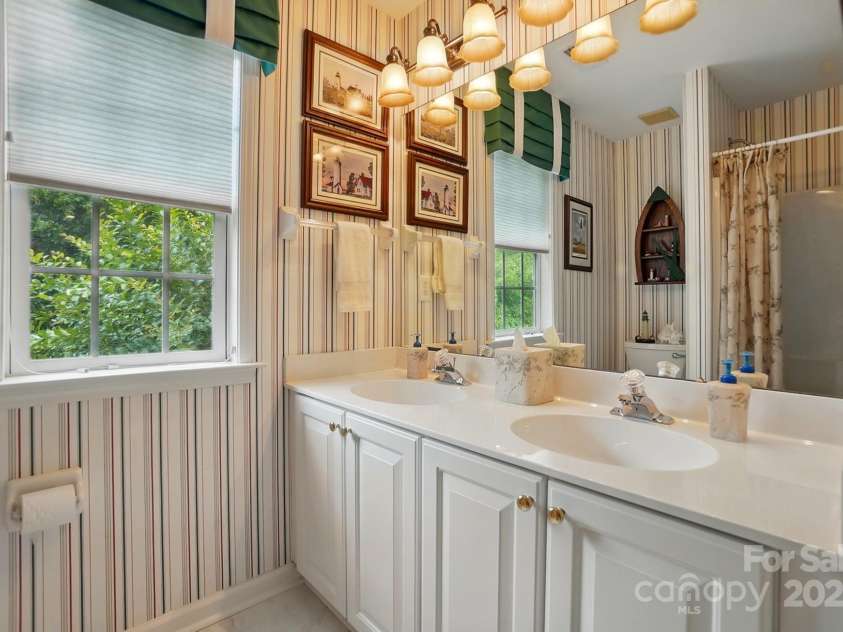 1720 Mountain Park Drive, Charlotte, NC 28214.  MLS# CAR4265620, YatesRealty ID 22843. Upstairs full bathroom