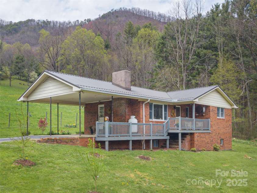 440 Big Cove Road, Waynesville, NC 28786.  MLS# CAR4244868, YatesRealty ID 22844. 