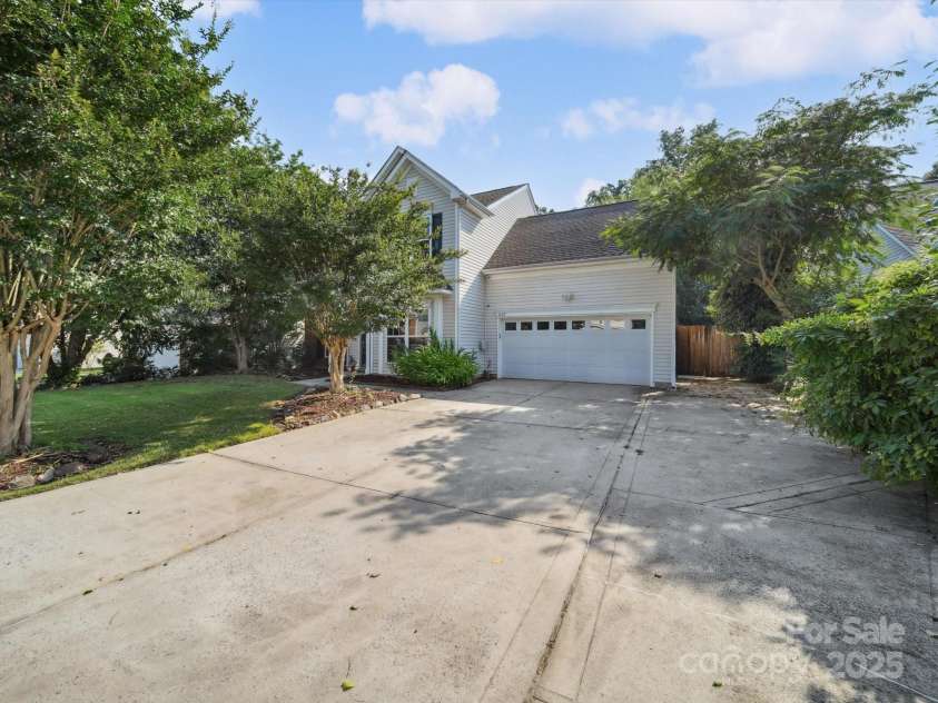 16411 Greybriar Forest Lane, Charlotte, NC 28278.  MLS# CAR4273245, YatesRealty ID 22845. 