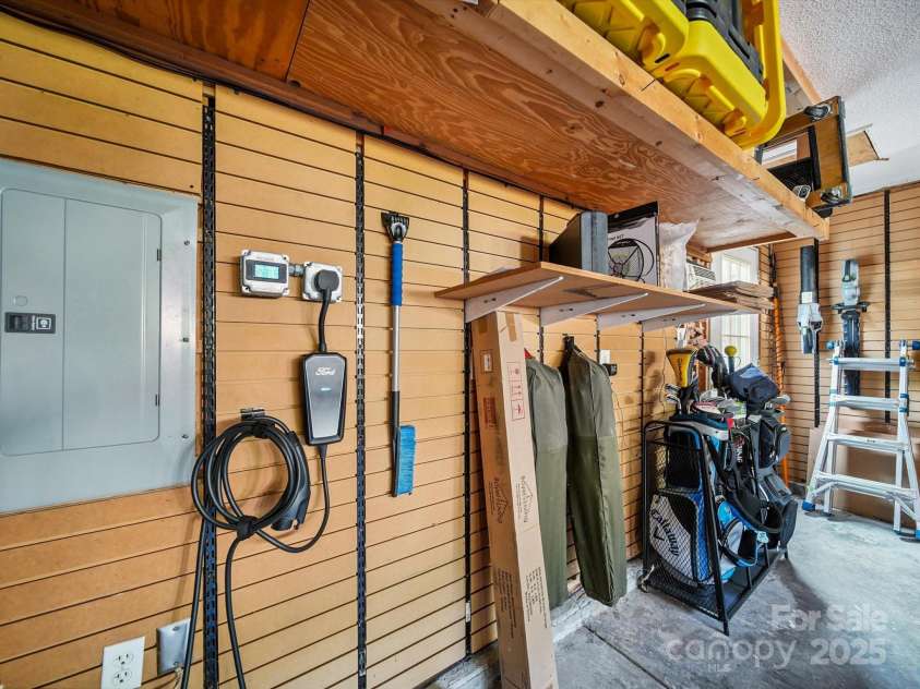 16411 Greybriar Forest Lane, Charlotte, NC 28278.  MLS# CAR4273245, YatesRealty ID 22845. 