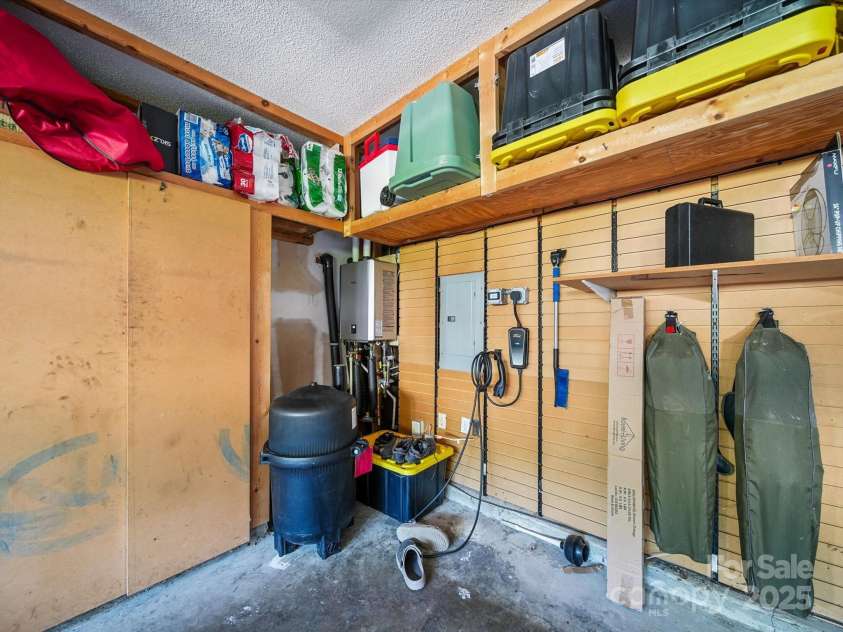 16411 Greybriar Forest Lane, Charlotte, NC 28278.  MLS# CAR4273245, YatesRealty ID 22845. 