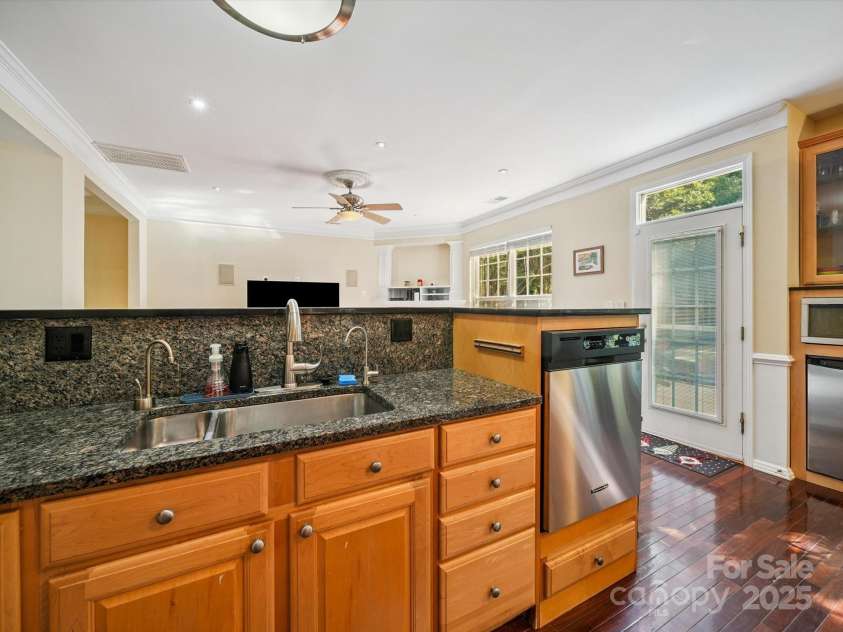 16411 Greybriar Forest Lane, Charlotte, NC 28278.  MLS# CAR4273245, YatesRealty ID 22845. Elevated Dishwasher