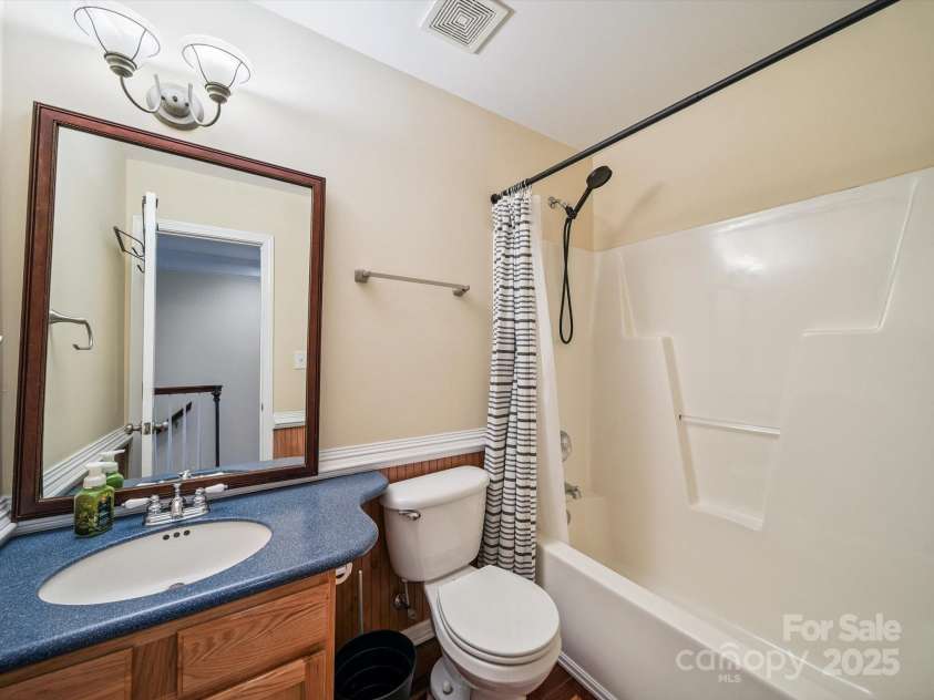 16411 Greybriar Forest Lane, Charlotte, NC 28278.  MLS# CAR4273245, YatesRealty ID 22845. Full Bath Upstairs