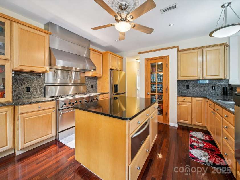 16411 Greybriar Forest Lane, Charlotte, NC 28278.  MLS# CAR4273245, YatesRealty ID 22845. Gourmet Chef's Kitchan