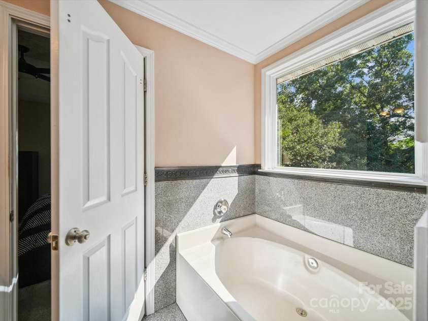 16411 Greybriar Forest Lane, Charlotte, NC 28278.  MLS# CAR4273245, YatesRealty ID 22845. Primary Bath