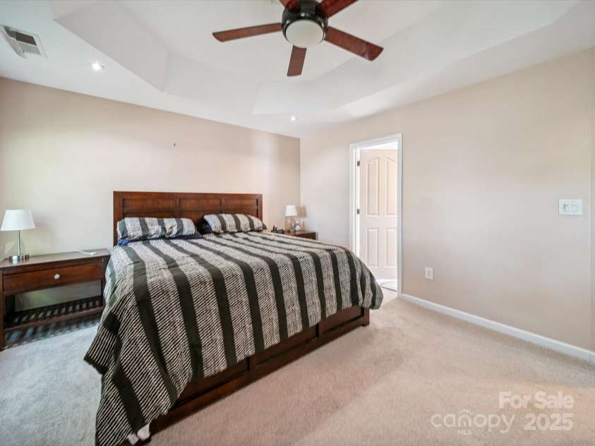 16411 Greybriar Forest Lane, Charlotte, NC 28278.  MLS# CAR4273245, YatesRealty ID 22845. Primary Bedroom