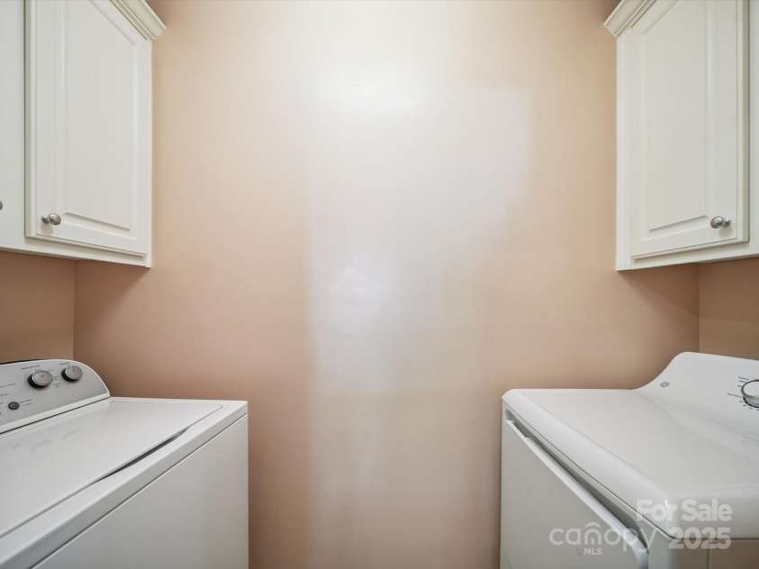 16411 Greybriar Forest Lane, Charlotte, NC 28278.  MLS# CAR4273245, YatesRealty ID 22845. Upstairs Laundry