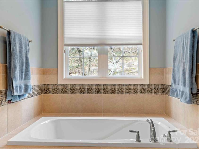 180 High Road Overlook, Hendersonville, NC 28739.  MLS# CAR4222873, YatesRealty ID 2285. 