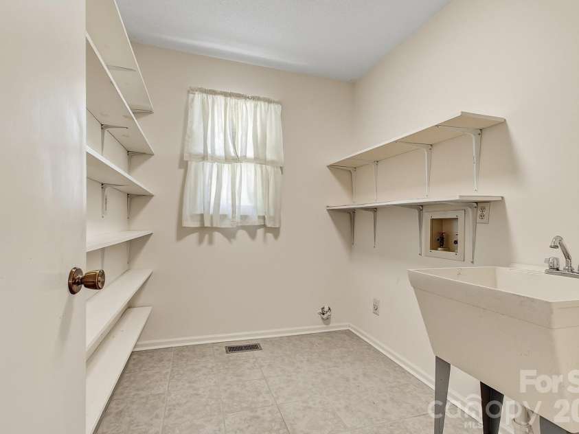 106 Muirfield Court, Hendersonville, NC 28791.  MLS# CAR4381840, YatesRealty ID 22850. 