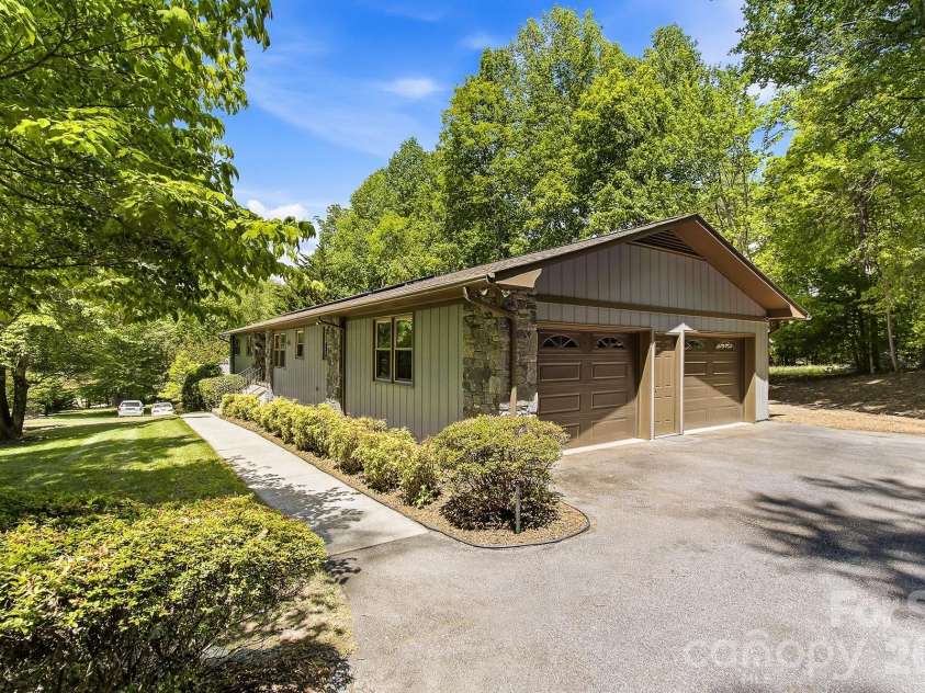 106 Muirfield Court, Hendersonville, NC 28791.  MLS# CAR4381840, YatesRealty ID 22850. 