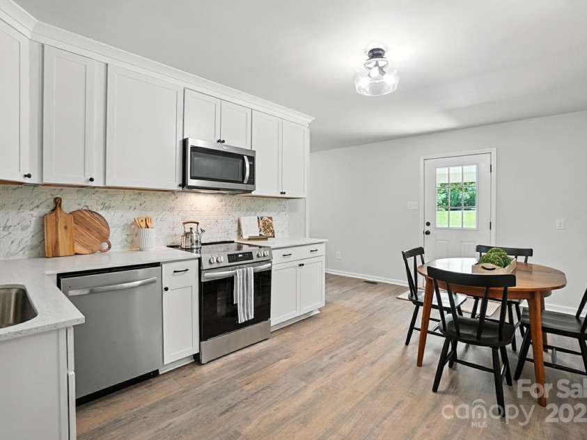 617 Rock Hill Church Road, Matthews, NC 28104.  MLS# CAR4274427, YatesRealty ID 22850. Designer Kitchen