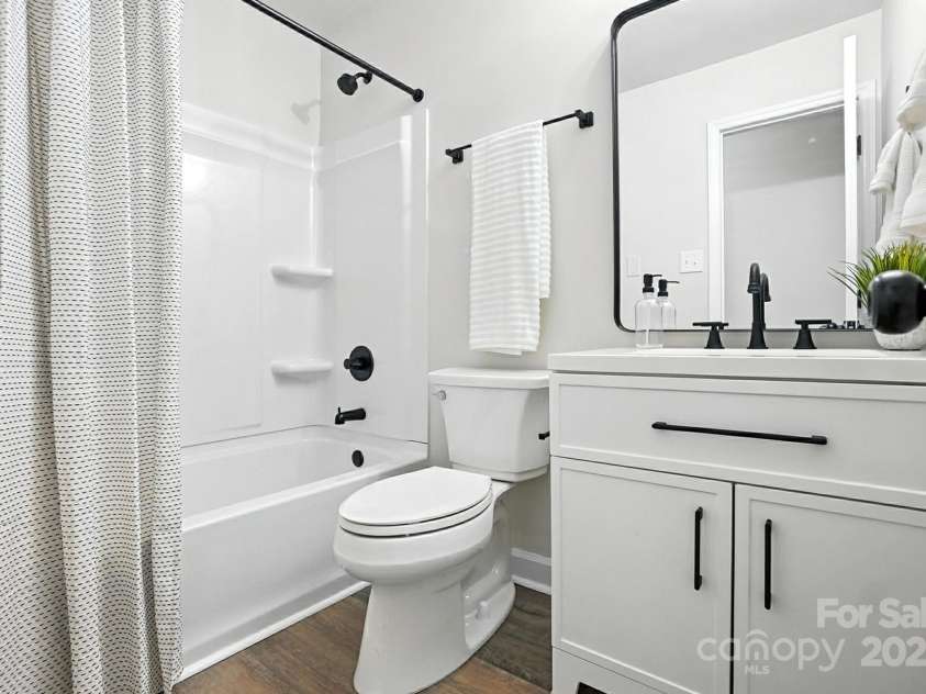 617 Rock Hill Church Road, Matthews, NC 28104.  MLS# CAR4274427, YatesRealty ID 22850. Full Bathroom off Hall