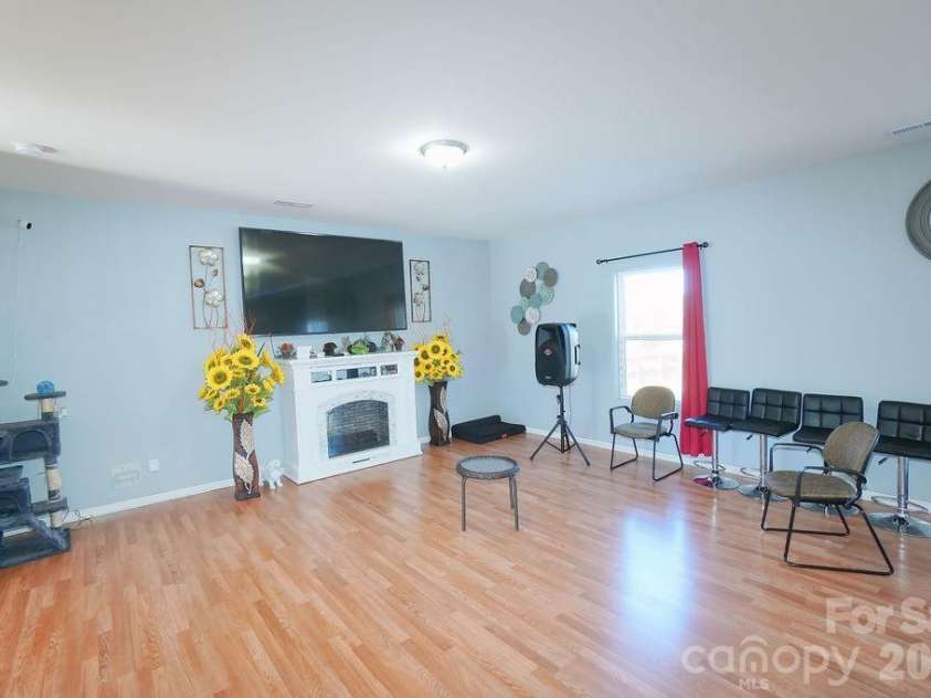9728 Crooms Court, Charlotte, NC 28215.  MLS# CAR4382594, YatesRealty ID 22852. 