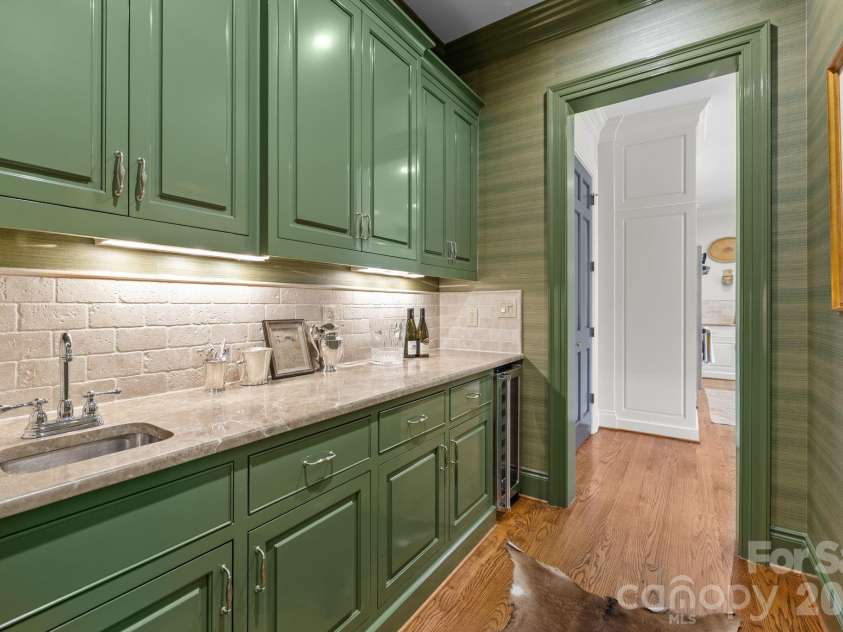 168 Cherokee Road, Charlotte, NC 28207.  MLS# CAR4382102, YatesRealty ID 22853. 