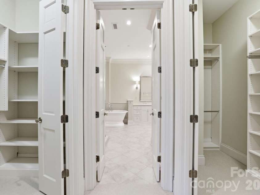 168 Cherokee Road, Charlotte, NC 28207.  MLS# CAR4382102, YatesRealty ID 22853. 