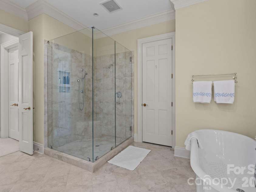 168 Cherokee Road, Charlotte, NC 28207.  MLS# CAR4382102, YatesRealty ID 22853. 