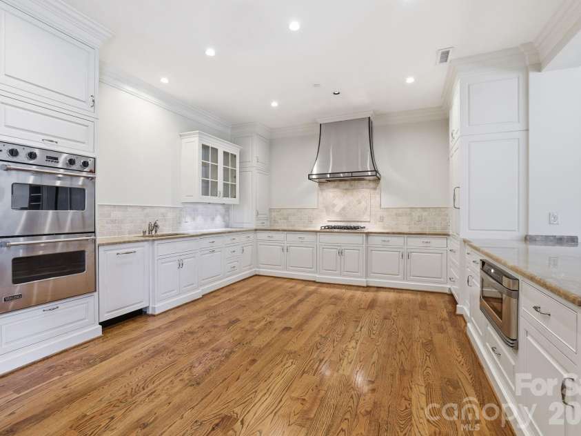 168 Cherokee Road, Charlotte, NC 28207.  MLS# CAR4382102, YatesRealty ID 22853. 