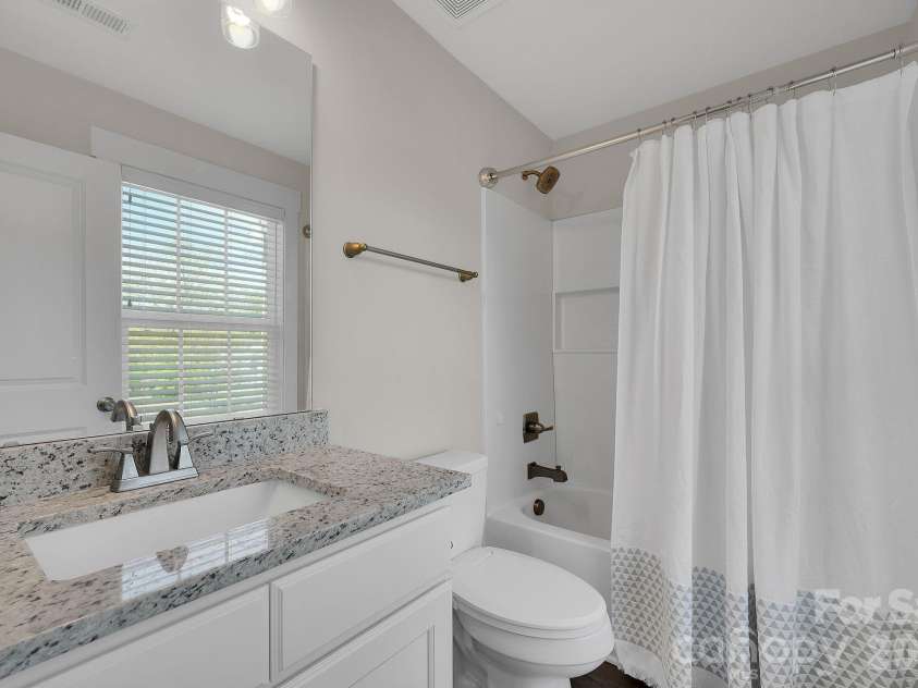 2877 Vale Avenue, Kannapolis, NC 28081.  MLS# CAR4366966, YatesRealty ID 22857. Primary Bath