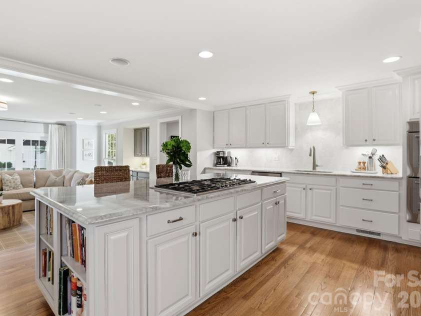 2927 Somerset Drive, Charlotte, NC 28209.  MLS# CAR4372721, YatesRealty ID 22859. 