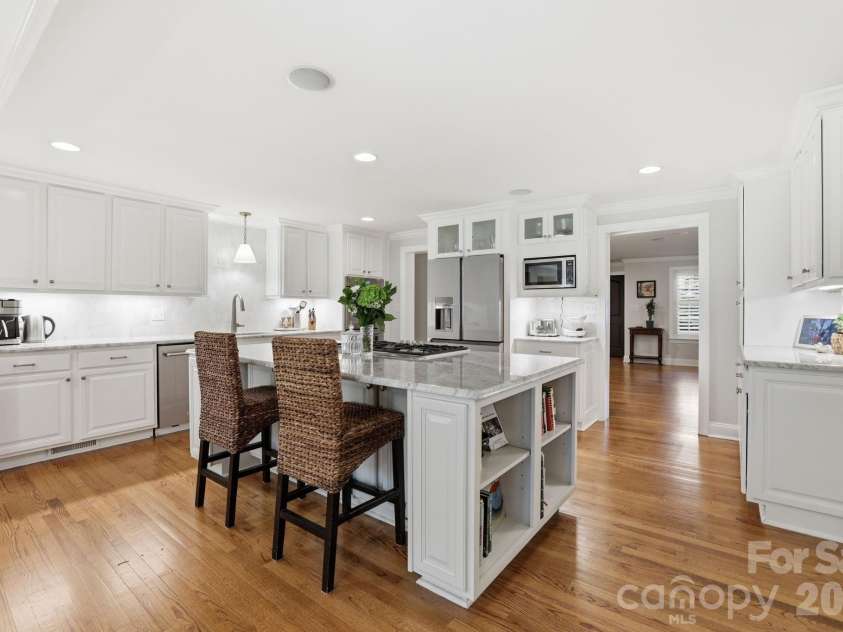 2927 Somerset Drive, Charlotte, NC 28209.  MLS# CAR4372721, YatesRealty ID 22859. 