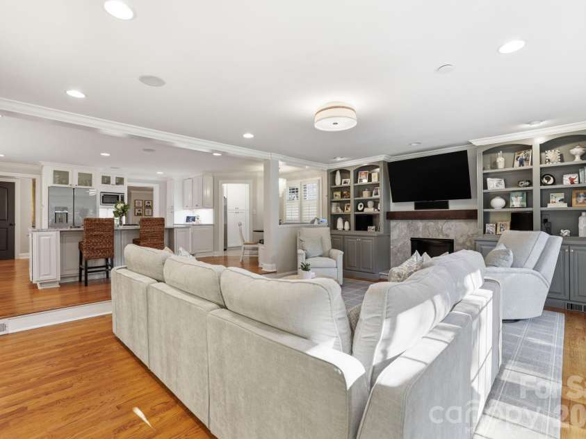2927 Somerset Drive, Charlotte, NC 28209.  MLS# CAR4372721, YatesRealty ID 22859. 