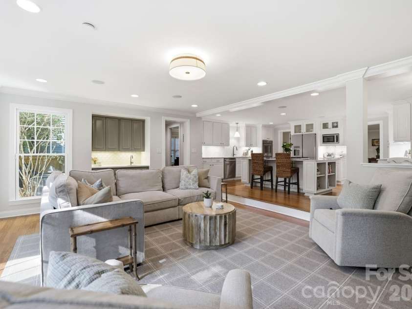 2927 Somerset Drive, Charlotte, NC 28209.  MLS# CAR4372721, YatesRealty ID 22859. 
