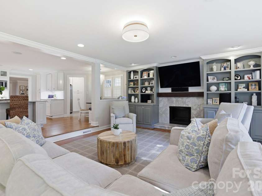 2927 Somerset Drive, Charlotte, NC 28209.  MLS# CAR4372721, YatesRealty ID 22859. 
