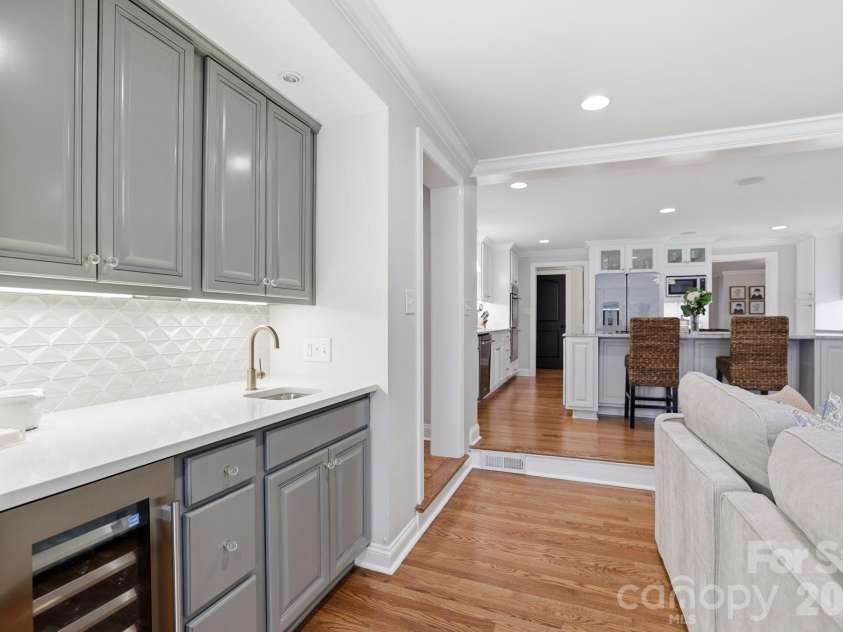 2927 Somerset Drive, Charlotte, NC 28209.  MLS# CAR4372721, YatesRealty ID 22859. 