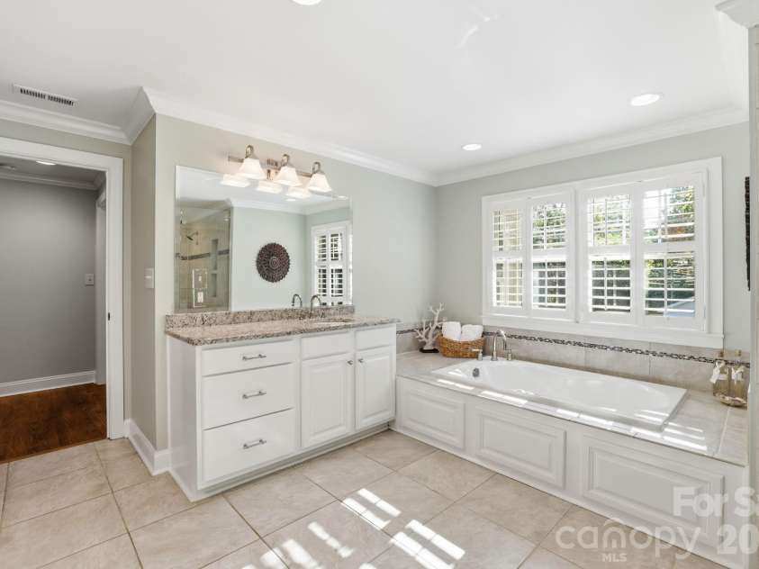 2927 Somerset Drive, Charlotte, NC 28209.  MLS# CAR4372721, YatesRealty ID 22859. 