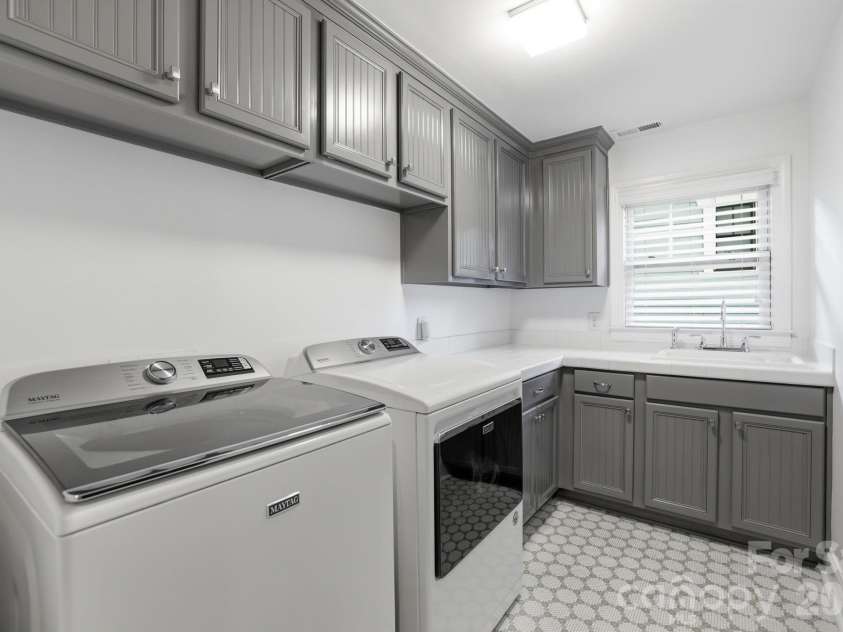 2927 Somerset Drive, Charlotte, NC 28209.  MLS# CAR4372721, YatesRealty ID 22859. 