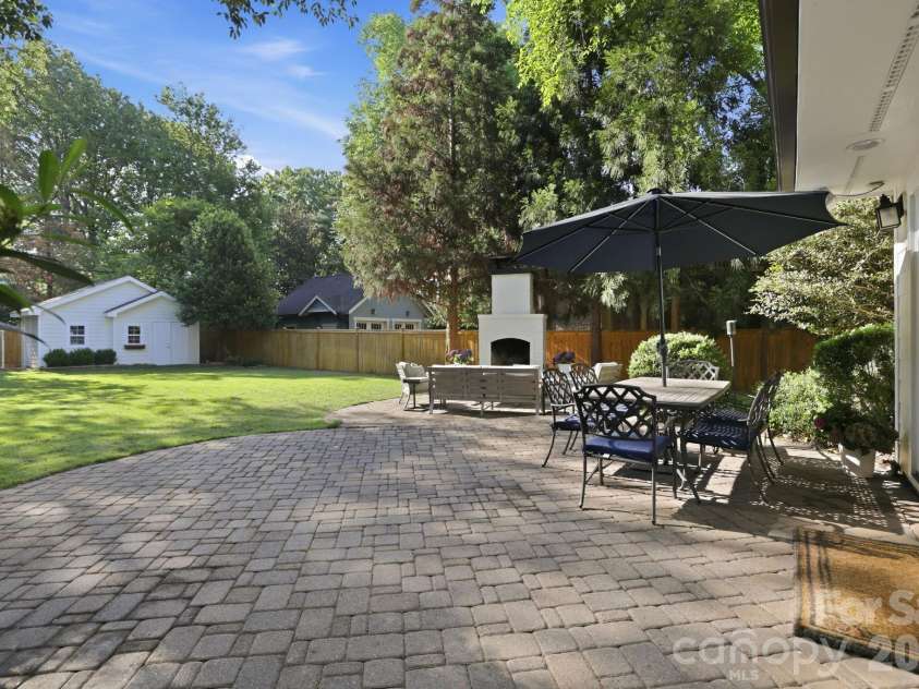 2927 Somerset Drive, Charlotte, NC 28209.  MLS# CAR4372721, YatesRealty ID 22859. 