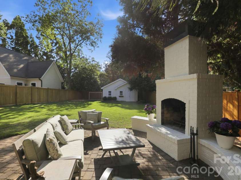 2927 Somerset Drive, Charlotte, NC 28209.  MLS# CAR4372721, YatesRealty ID 22859. 