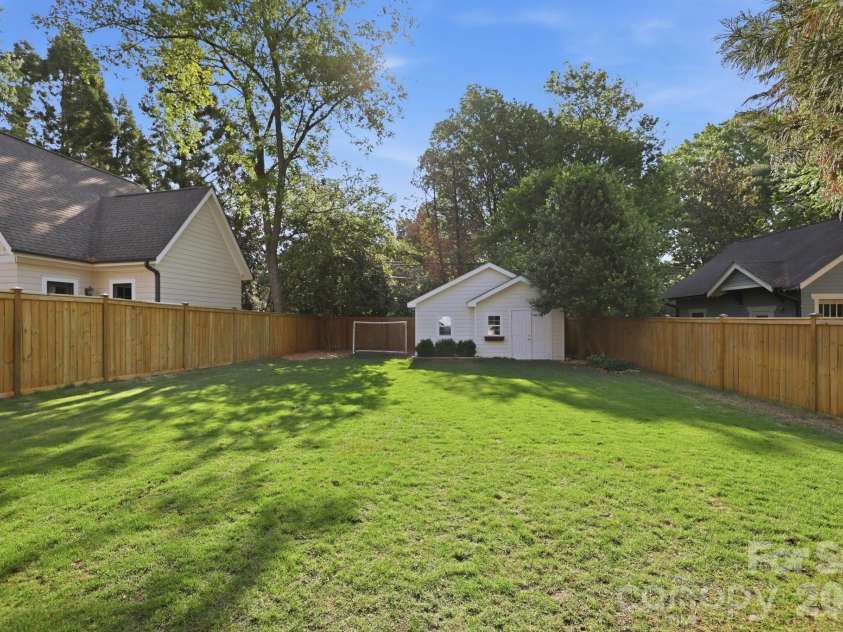 2927 Somerset Drive, Charlotte, NC 28209.  MLS# CAR4372721, YatesRealty ID 22859. 