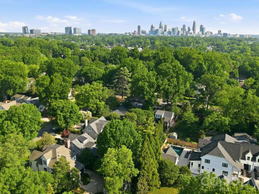 2927 Somerset Drive, Charlotte, NC 28209.  MLS# CAR4372721, YatesRealty ID 22859. 