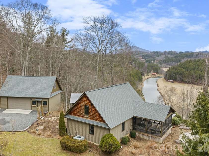 560 Falcon Ridge Drive, West Jefferson, NC 28694.  MLS# CAR4349522, YatesRealty ID 2286. 