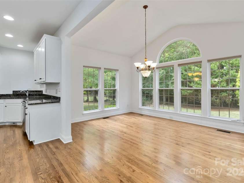 7302 Yellowhorn Trail, Waxhaw, NC 28173.  MLS# CAR4245057, YatesRealty ID 22861. Fabulous sunny Breakfast/Florida room off kitchen