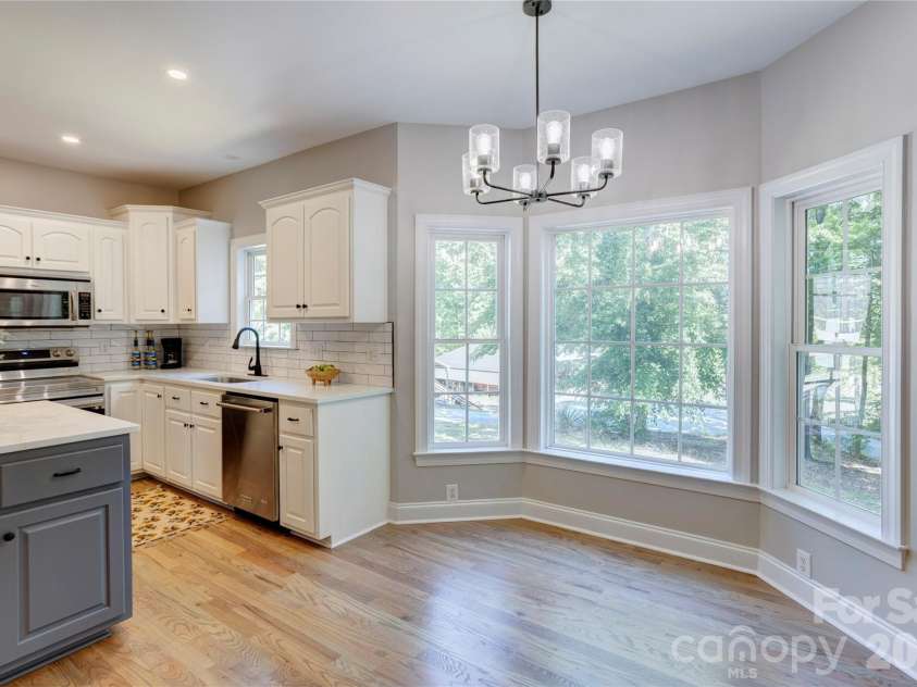 7611 Mount Olive Road, Concord, NC 28025.  MLS# CAR4378883, YatesRealty ID 22861. Bay window breakfast dining
