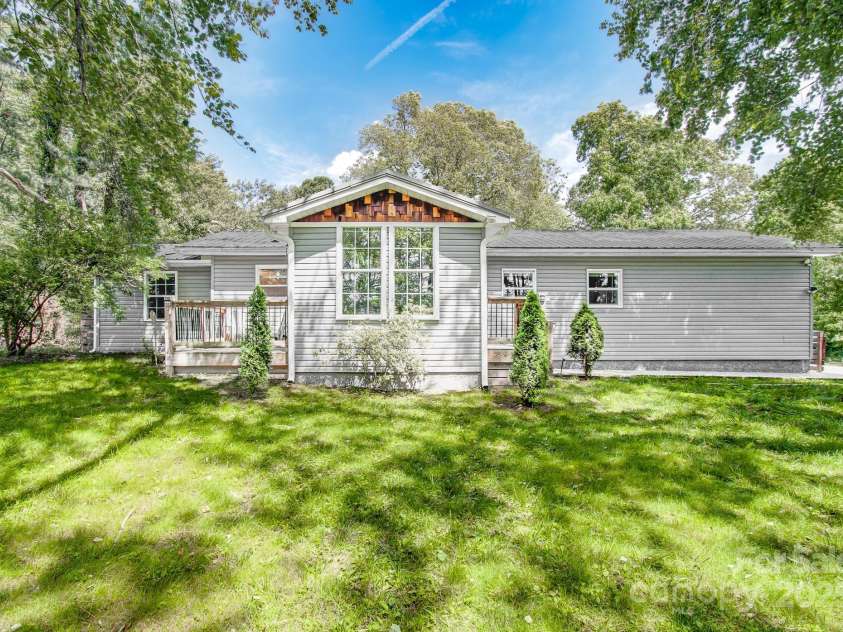 51 Alfson Circle, Hendersonville, NC 28792.  MLS# CAR4264080, YatesRealty ID 22863. 