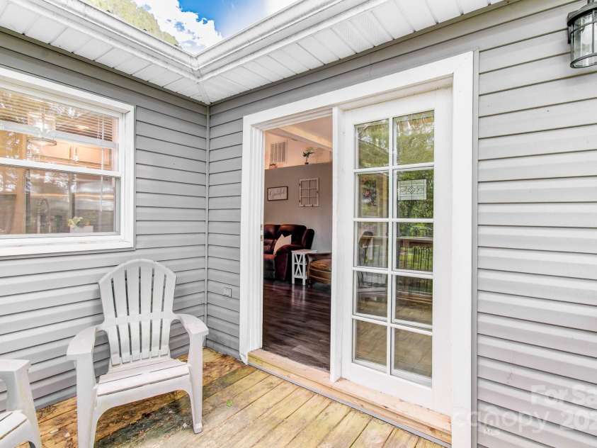 51 Alfson Circle, Hendersonville, NC 28792.  MLS# CAR4264080, YatesRealty ID 22863. 