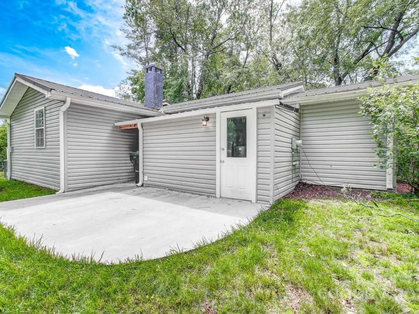 51 Alfson Circle, Hendersonville, NC 28792.  MLS# CAR4264080, YatesRealty ID 22863. 