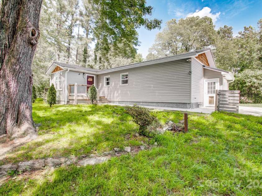 51 Alfson Circle, Hendersonville, NC 28792.  MLS# CAR4264080, YatesRealty ID 22863. 