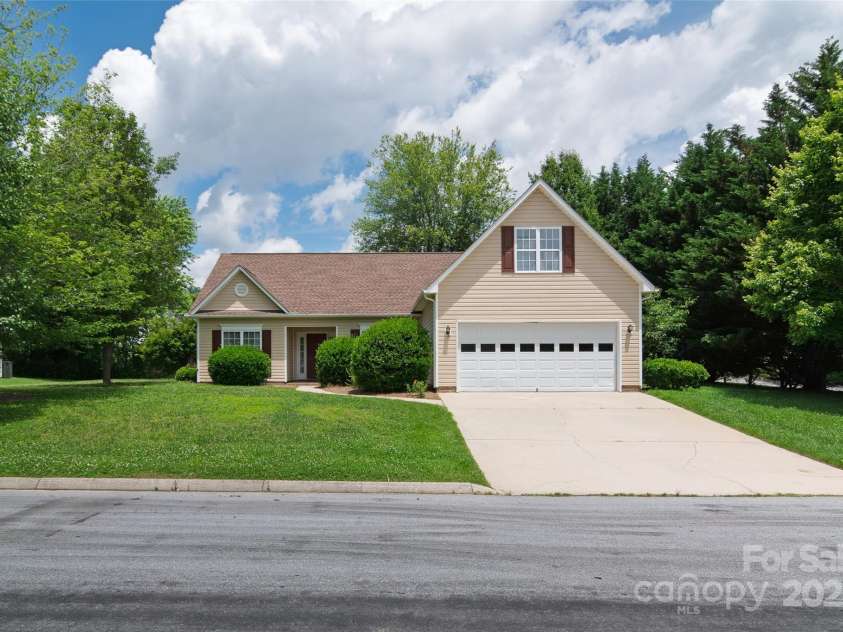 395 Running Briar Road, Fletcher, NC 28732.  MLS# CAR4272017, YatesRealty ID 22868. 
