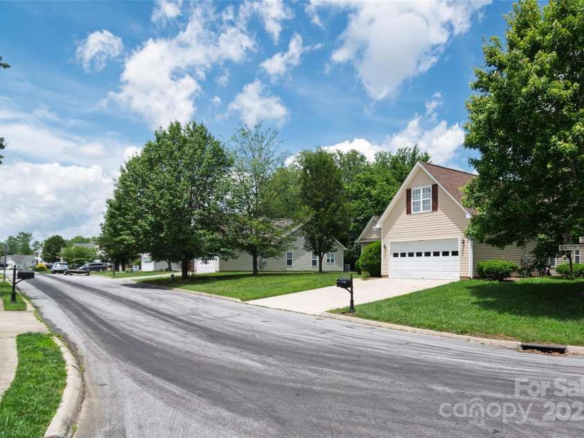 395 Running Briar Road, Fletcher, NC 28732.  MLS# CAR4272017, YatesRealty ID 22868. 