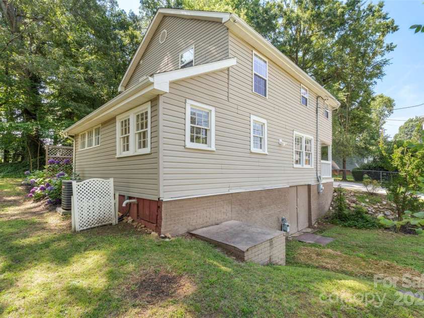 202 Glenn Avenue, Kannapolis, NC 28081.  MLS# CAR4268329, YatesRealty ID 22869. 